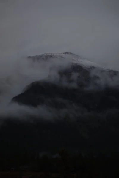 Une Vue Aérienne Paysage Montagneux Entouré Nuages — Photo