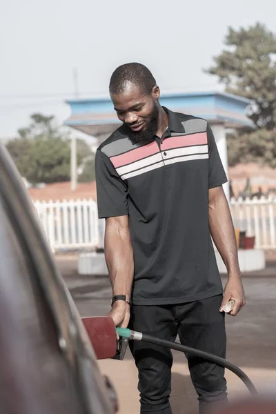 African Man Putting Fuel Car Filling Station — Stock Photo, Image