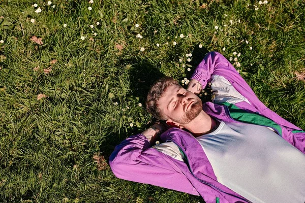 Hombre Caucásico Moda Yaciendo Campo Hierba Verde Con Espacio Para —  Fotos de Stock