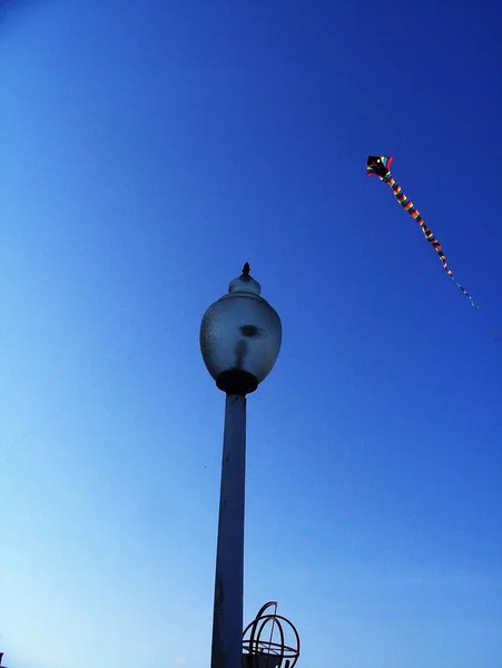 Low Angle Shot Street Lamp Flying Kite Background — Stock Photo, Image