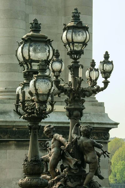 Pionowe Ujęcie Zbliżeniowe Ulicznego Okrążenia Stylu Vintage Rzeźbą Paryżu Francja — Zdjęcie stockowe