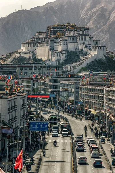Calle Con Palacio Potala Montañas Rocosas Fondo Lhasa Tíbet China — Foto de Stock