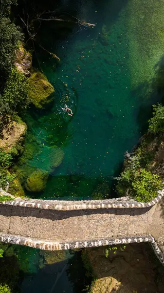 Una Vista Aérea Dron Hombre Nadando Río Bajo Puente Día —  Fotos de Stock