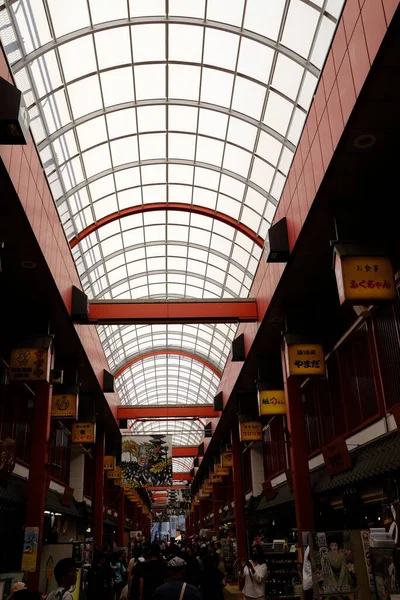 京都のガラス天井の日本の代表的な市場の垂直方向のショット — ストック写真
