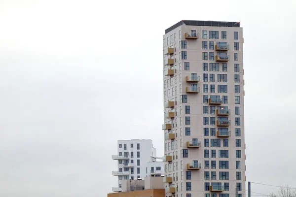 Die Hohen Und Modernen Gebäude Vor Bewölktem Himmel — Stockfoto