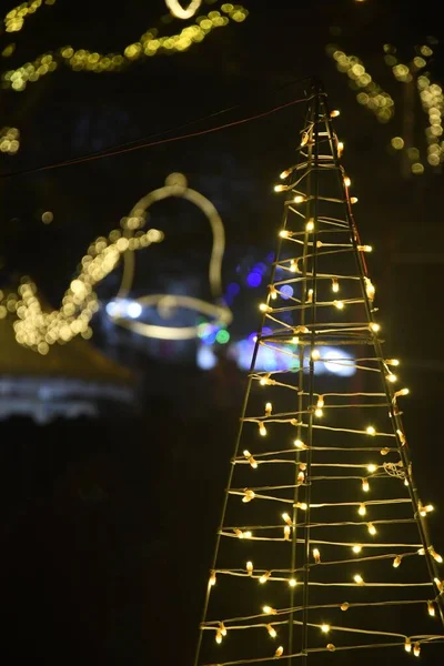 Bulanık Arka Planda Parlayan Noel Işıklarının Gece Görüşü — Stok fotoğraf
