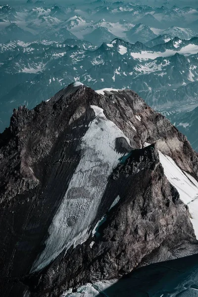 Tiro Vertical Cênico Pico Nevado Contra Céu Azul — Fotografia de Stock