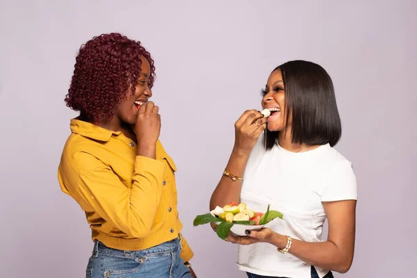 Två Unga Afrikanska Damer Äter Skål Frukt — Stockfoto