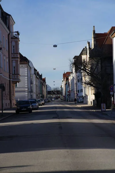 停放在兰茨胡特市建筑物之间狭窄街道上的汽车的垂直镜头 — 图库照片