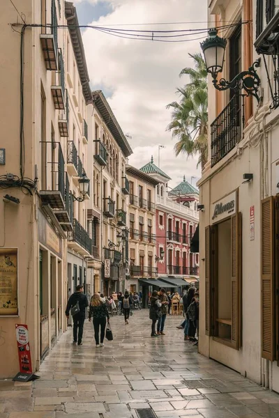 Pionowe Ujęcie Ludzi Cieszących Się Życiem Mieście Spacerując Granadzie Hiszpania — Zdjęcie stockowe