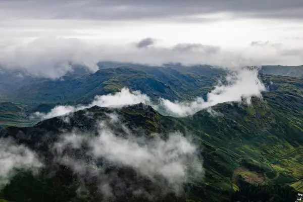 Uno Scatto Aereo Campo Alte Montagne Che Tocca Nuvole Nel — Foto Stock