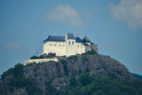 Die Mittelalterliche Burg Fuzer Ungarn Auf Einem Hügel Vor Blauem — Stockfoto