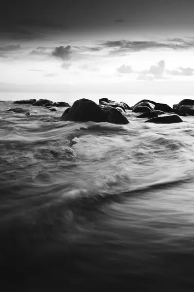 Černobílý Pohled Skalnatý Oceán — Stock fotografie