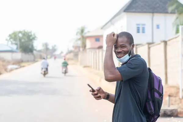Africký Muž Obličejovou Maskou Pomocí Telefonu Venku — Stock fotografie
