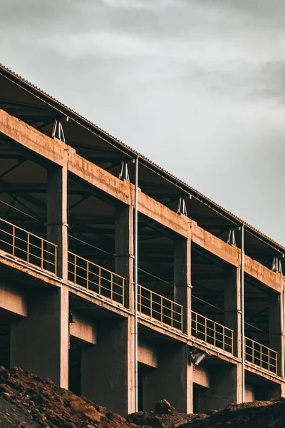 Tiro Vertical Edifício Vazio Com Grades Amarelas Construção — Fotografia de Stock
