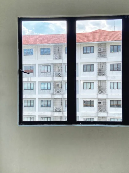 Başka Bir Binanın Manzaralı Iki Pencerenin Dikey Görüntüsü — Stok fotoğraf