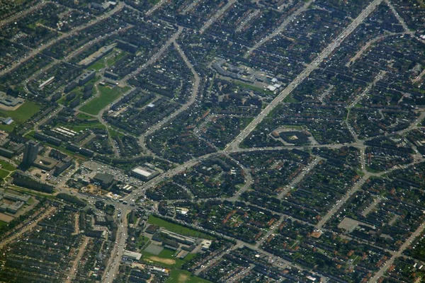 Eine Luftaufnahme Von Grünen Feldern Gebäuden Und Straßen Tag Aus — Stockfoto