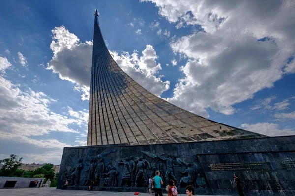 俄罗斯莫斯科 以乌云蓝天为背景的太空征服者纪念碑 — 图库照片