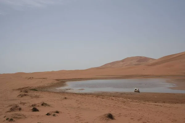 湖の水 モロッコとサハラ砂漠の砂丘の風景 — ストック写真