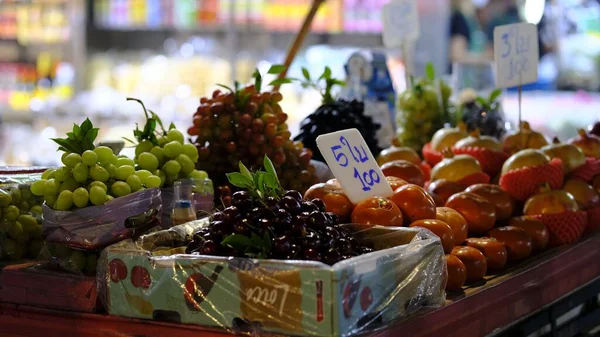 Uma Variedade Frutas Frescas Caixas Venda Mercado Livre Com Etiquetas — Fotografia de Stock