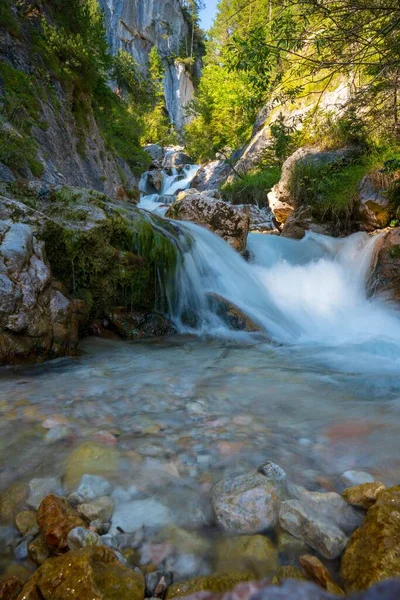Vertikal Bild Ett Naturskönt Vattenfall Omgivet Klippiga Berg Och Grönt — Stockfoto