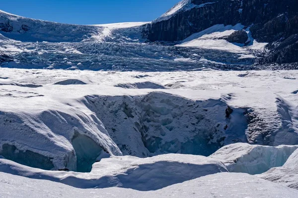 Красивий Вид Засніжені Гірські Схили Невеликим Замороженим Водяним Каскадом Скелястою — стокове фото