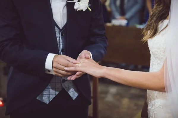 Жених Надевает Обручальное Кольцо Палец Невесты Церкви — стоковое фото