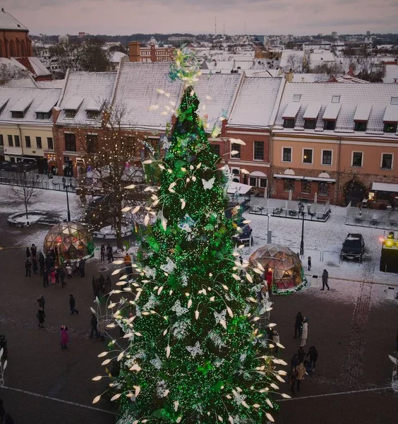 Colpo Verticale Albero Natale Splendidamente Decorato Nel Centro Una Città — Foto Stock