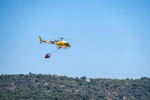 날아다니는 바구니를 운반하는 소방용 헬리콥터 — 스톡 사진