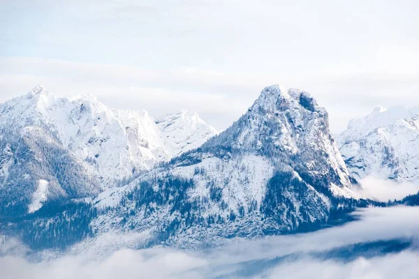 オーストリア サンクト ギルゲンの雪に覆われた山岳風景 — ストック写真