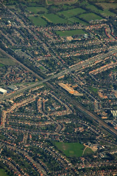 Eine Vertikale Luftaufnahme Von Grünen Feldern Gebäuden Und Straßen Während — Stockfoto