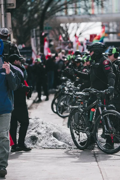 Вертикальный Снимок Линии Полицейских Велосипедами Взаимодействующих Протестующими — стоковое фото