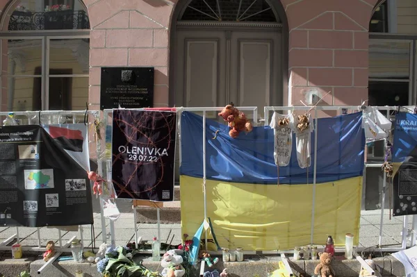 Primo Piano Delle Dichiarazioni Contro Guerra Una Bandiera Ucraina Davanti — Foto Stock