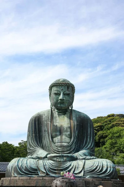 Μια Κάθετη Λήψη Ενός Χάλκινου Αγάλματος Του Βούδα Στο Φως — Φωτογραφία Αρχείου