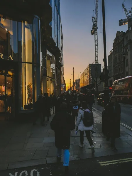 Вертикальный Снимок Оживленной Торговой Улицы Вечером Лондоне Великобритания — стоковое фото