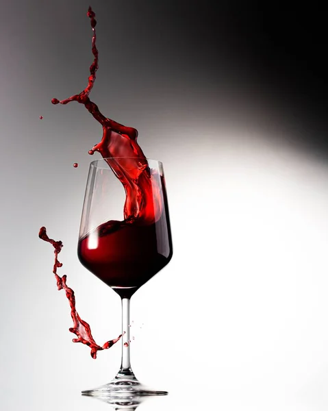 Tiro Close Espirrar Vinho Tinto Copo Isolado Fundo Cinza — Fotografia de Stock