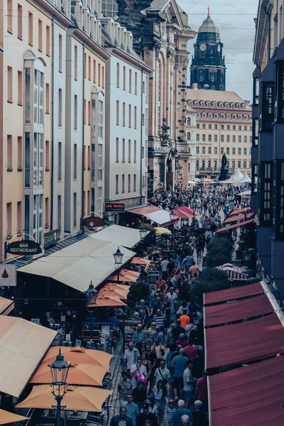 Dresden Şehir Festivali Nde Gündüz Vakti Sokaktaki Kalabalığın Dikey Görüntüsü — Stok fotoğraf