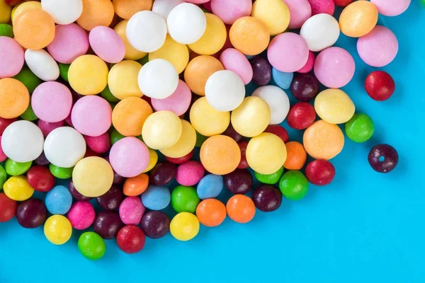 Une Vue Dessus Bonbons Colorés Sur Une Table Bleue — Photo