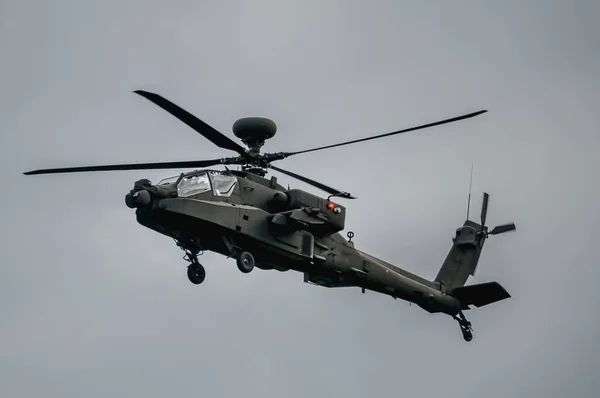 昼間の飛行中の暗い灰色の軍隊の攻撃ヘリコプター — ストック写真