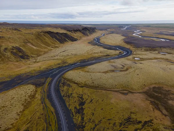 冰岛一个拥有河床和公路的山谷的风景 — 图库照片