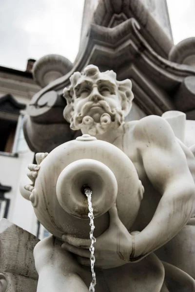 Eine Vertikale Aufnahme Der Statue Des Robba Brunnens Slowenien — Stockfoto