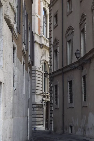 Vertikální Záběr Úzké Uličky Římě Během Dne — Stock fotografie
