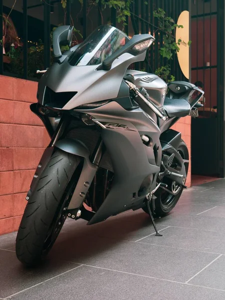 Eine Vertikale Aufnahme Eines Yamaha Sportmotorrads Das Auf Einem Bürgersteig — Stockfoto