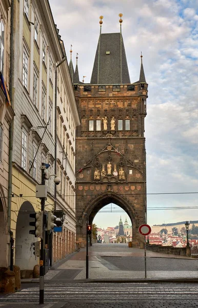 在捷克共和国布拉格的一个阳光明媚的日子里垂直拍摄的粉末塔 — 图库照片