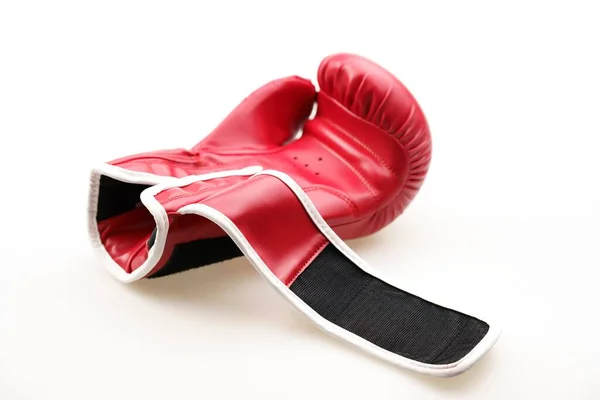 Singolo Guanto Boxe Rosso Con Cinturino Aperto Isolato Sfondo Bianco — Foto Stock