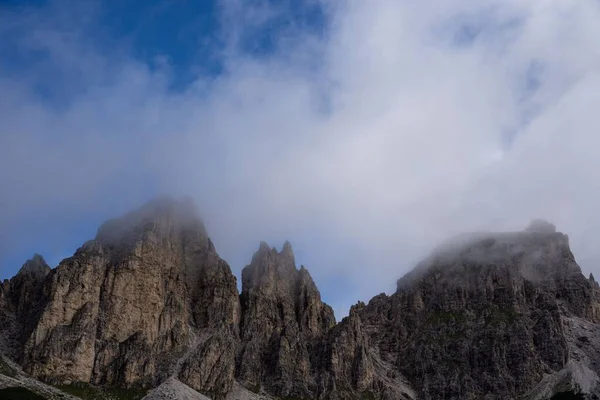 Una Hermosa Vista Dolomitas Cubiertas Niebla Italia — Foto de Stock