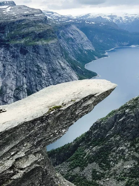 Colpo Verticale Della Formazione Rocciosa Trolltunga Norvegia — Foto Stock