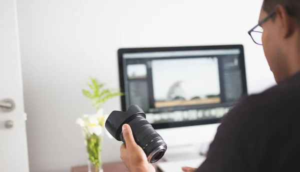 Ein Junger Fotograf Betrachtet Das Ziel Seiner Hand Während Computer — Stockfoto