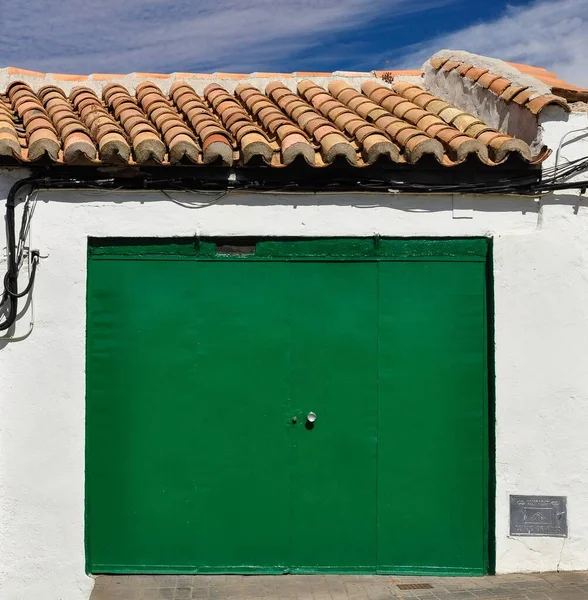 Uma Porta Garagem Popular Cor Verde Puertollano Ciudad Real Espanha — Fotografia de Stock