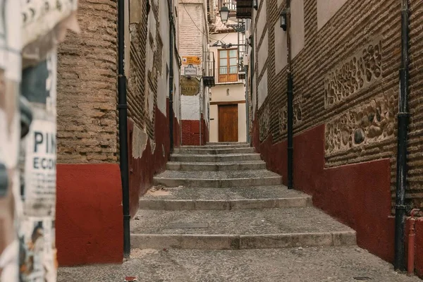 Die Treppe Zwischen Den Gebäuden Der Andalusischen Stadt Granada Spanien — Stockfoto